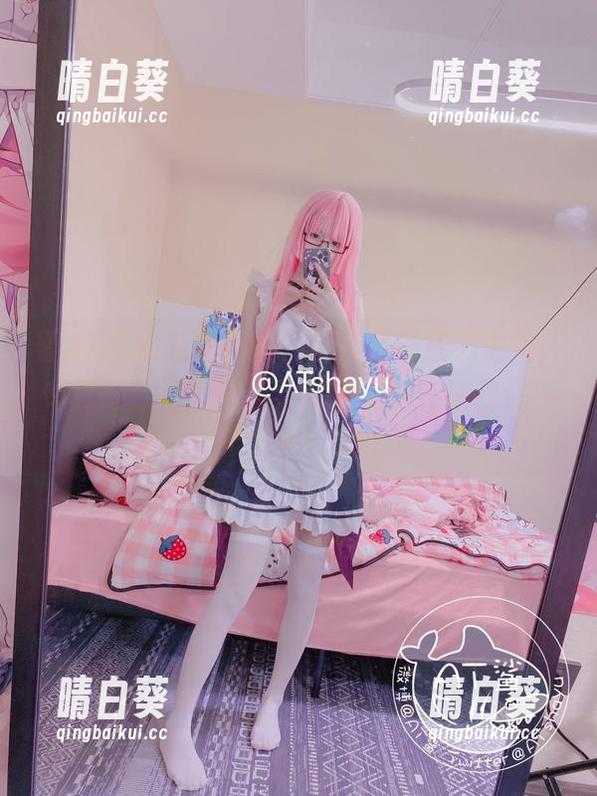 看AT鲨的私拍作品，制服穿搭成了主角，究竟是时尚先锋还是有点过了？让我们一探究竟！.txt