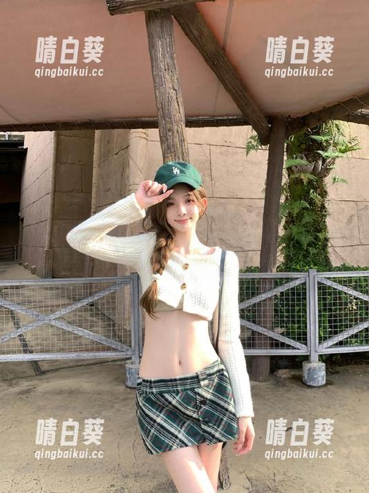 Feilin嗲囡囡 - 鱼子酱fish的夏天时光：优雅写真合集与图包带来无限灵感.txt