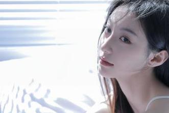 GIRLT果团网 – 在天台上，黄歆苑的写真作品绽放自然之美.txt