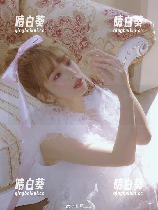 GIRLT果团网 - 不容错过的龚玥菲清纯写真：最新原图更新，展现她的青春活力！.txt