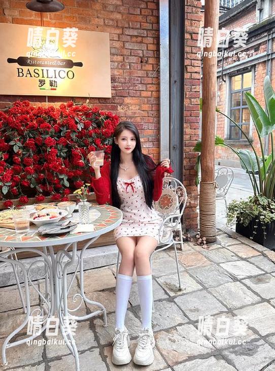 HuaYang花漾 - 高清美图里的小海臀，裸足散发出的清新与自由的气息.txt
