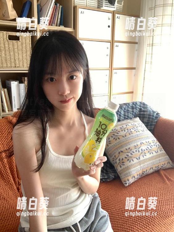 MintYe薄荷叶 - 一组佘贝拉bella的办公室写真下载，让你重新定义职场穿搭的艺术！.txt