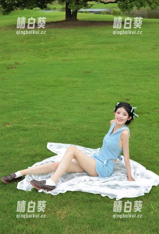 观看慕丝女郎的独特视角，姐妹花沙发肉丝写真尽显纯真与风采.txt