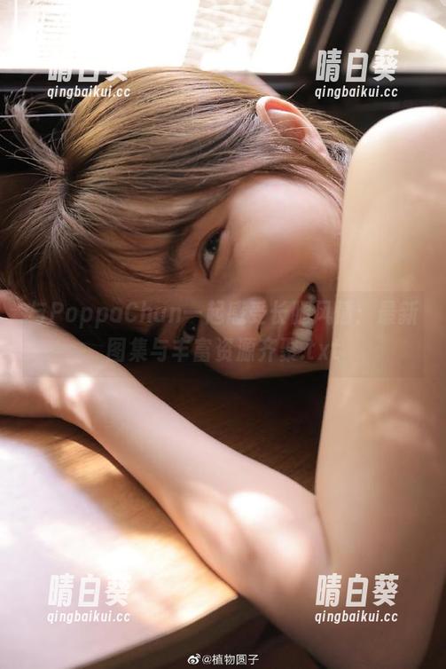 与PoppaChan一起感受长腿风情：最新图集与丰富资源齐聚.txt