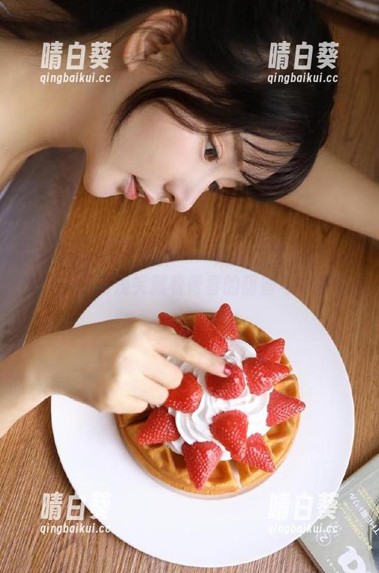 TouTiao头条女神 - 一窥娜依灵儿的私拍图包，梨涡浅笑藏着青春的甜蜜与宁静.txt