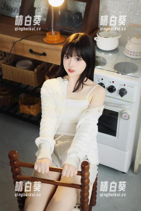 TouTiao头条女神 - 从定制到写真：李由美制服作品中的时尚灵感与创意.txt