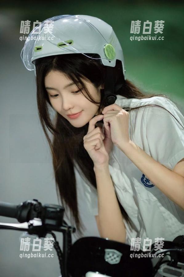 TouTiao头条女神 - 不花钱还能看！樊安妮的职业装魅力写真，超多免费图片等你下载！.txt