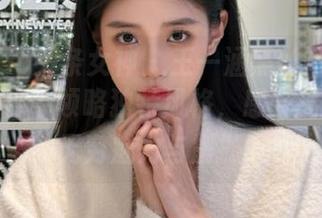 TouTiao头条女神 – 王一涵黑丝写真精选：在图库中领略独特风格，感受摄影艺术的无穷魅力与震撼.txt