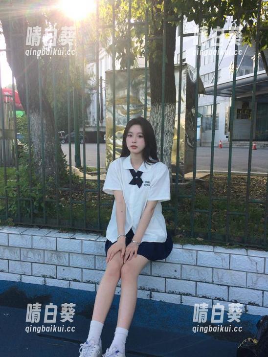 UGirls尤果网 - 小潘鼠最新写真《学妹》：记录青春岁月的绝美瞬间.txt