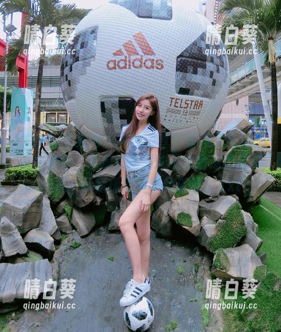 UGirls尤果网 - 在线分享：李凌子与她的棉袜情怀，带你领略那些不容错过的精美图片，尽情探索穿搭的乐趣。.txt