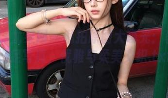 UGirls尤果网 – 私拍原图大曝光：李思宁裸足写真，优雅与柔美交织.txt