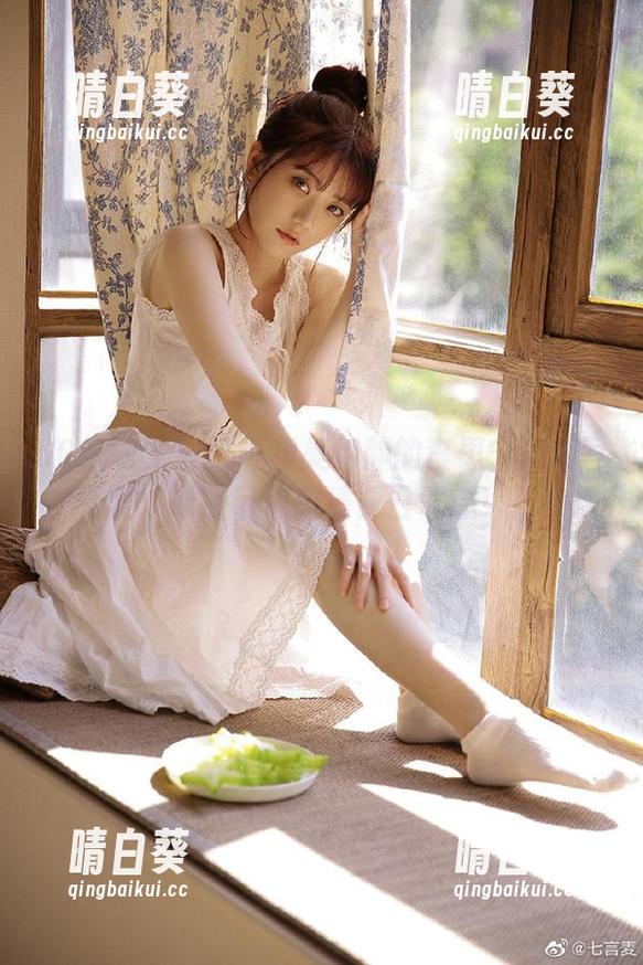 UGirls尤果网 - 甜美恬静的李思宁短裤写真集：原图带你感受夏日气息！.txt