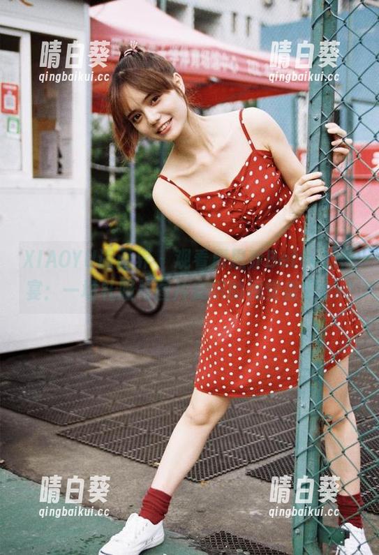 XIAOYU语画界 - 观看周思乔Betty的盛宴：一场礼服与图片交织的视觉盛宴.txt