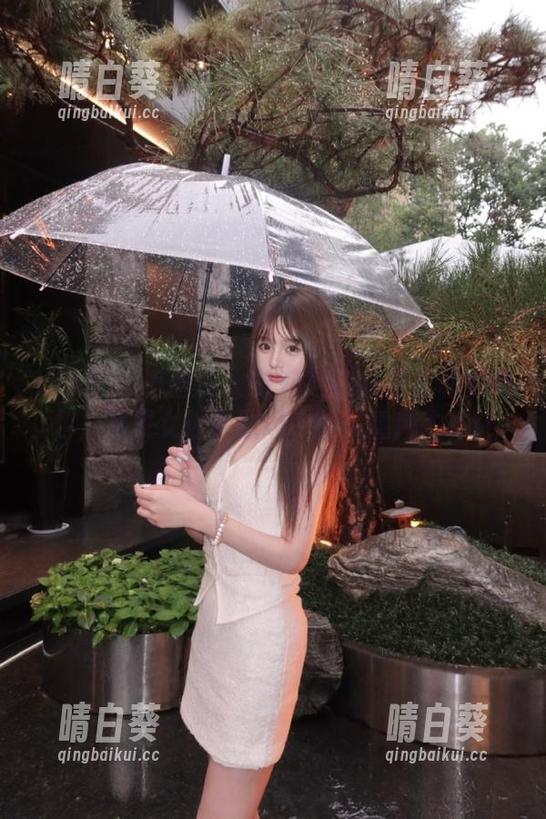 XIAOYU语画界 - 徐莉芝的办公室私拍图包，展现女性在职场中的多重魅力.txt