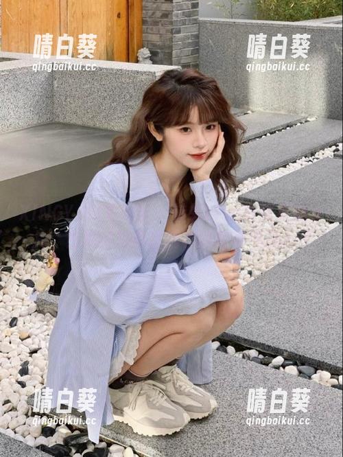 XINGYAN星颜社 - 转转Lisa写真更新大片：白衬衫勾勒出别样的青春气息.txt