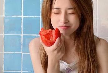 Xiuren秀人网 – icy猪的夏天私房照片集：浓烈夏日中的柔美瞬间.txt