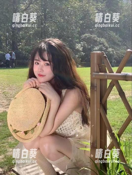 Xiuren秀人网 - 伊小七MoMo北海沙滩私房比基尼美图，阳光与产品的完美结合.txt
