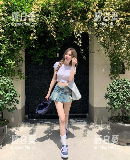 Xiuren秀人网 - 蕾蕾醒了没黑色写真高清图片集，感觉整个人都被黑色的魅力圈住了！.txt