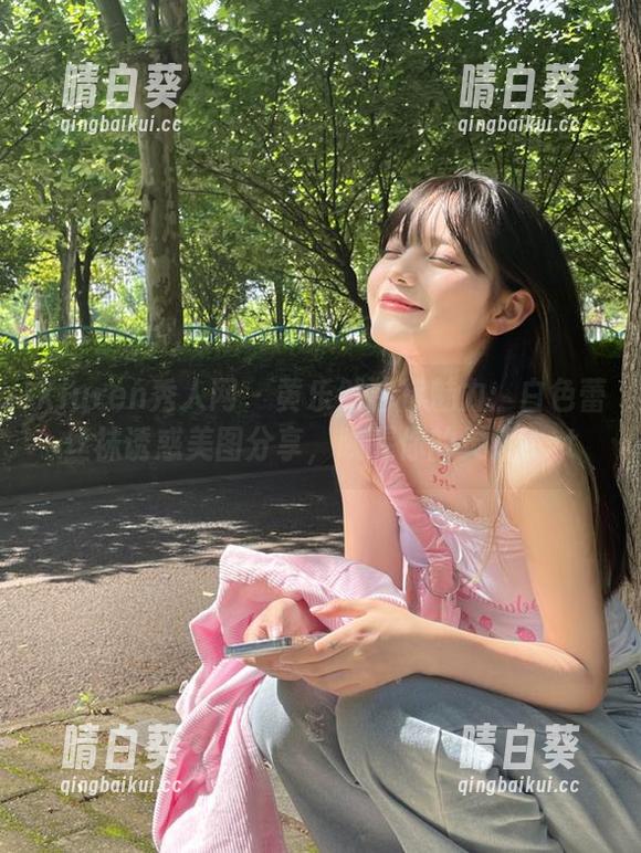 Xiuren秀人网 - 黄乐然独特魅力：白色蕾丝袜诱惑美图分享，唤醒你的灵感.txt