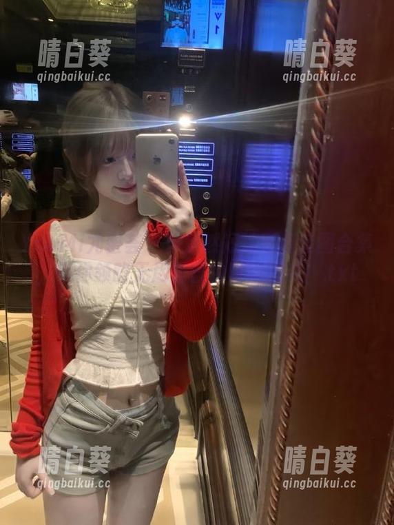 YouMi尤蜜荟 - 黄乐然短裤写真套图合集，带你领略无尽夏日的时尚风采！.txt