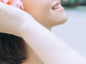 YouWu尤物馆 – 一探“FoxYini孟狐狸”写真世界，套装中的美图图包不容错过.txt