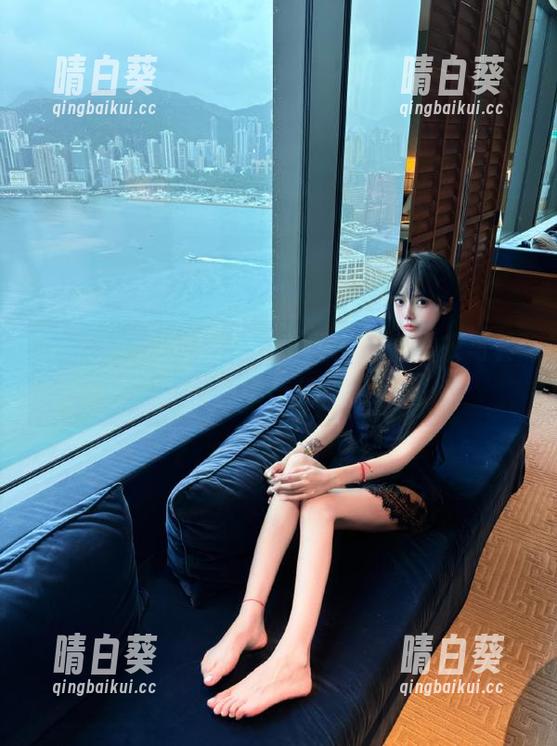pans - 透过镜头看小青：高清睡衣写真中的真实与幻想.txt
