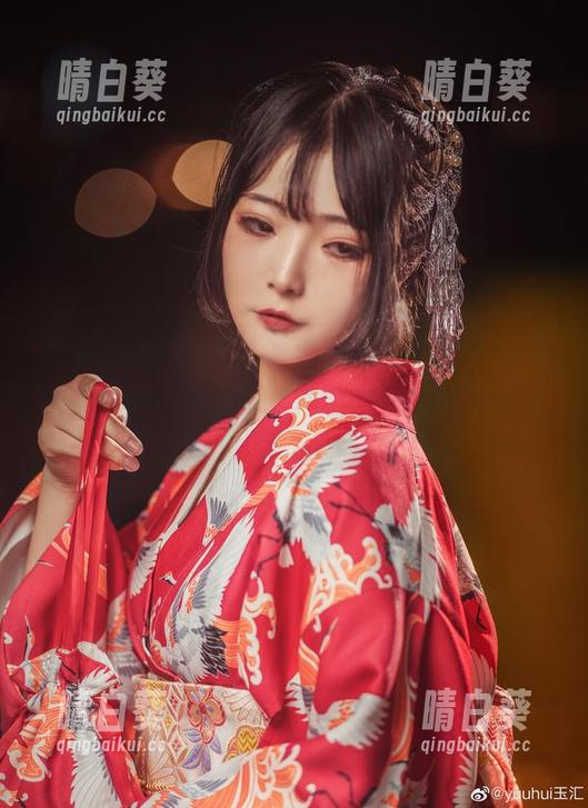 探秘yuuhui玉汇的透明艺术，分享她最新发布的cos美图，体验不一样的视觉盛宴.txt