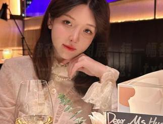 一小央泽红裙在线美图展：每一幅都是故事，每一处都动人心弦！.txt