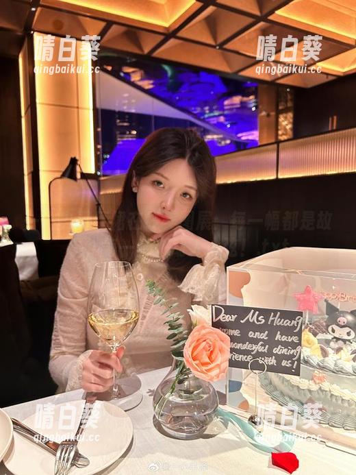 一小央泽红裙在线美图展：每一幅都是故事，每一处都动人心弦！.txt