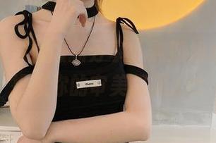 一小央泽倾情最新分享：黑狐姐姐写真，挑战你的审美极限.txt