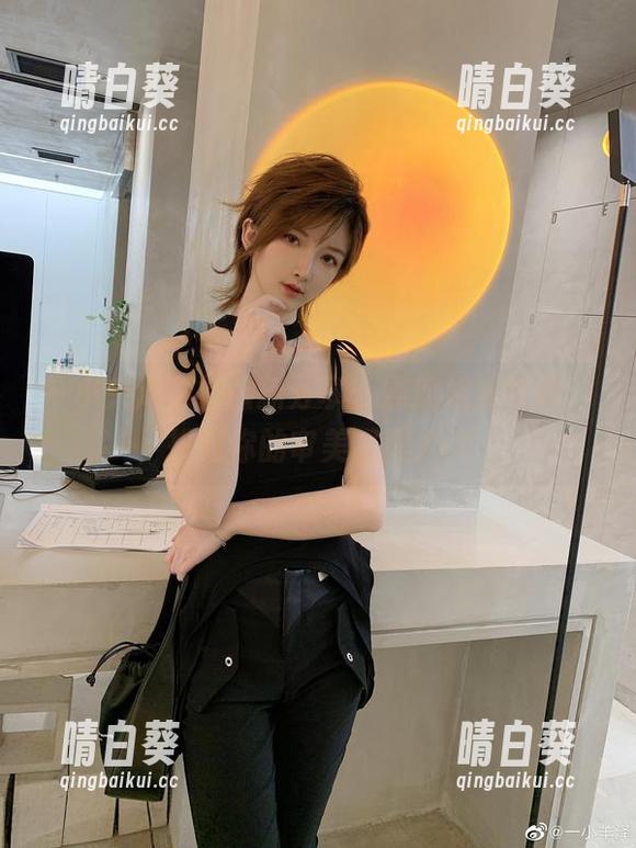 一小央泽倾情最新分享：黑狐姐姐写真，挑战你的审美极限.txt