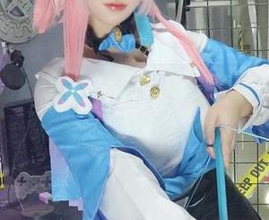 水手服私拍秀：七七娜娜子的搞笑套图，让每一张都充满欢乐和朝气！.txt