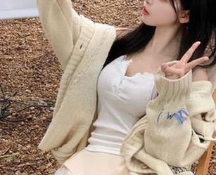 丽柜 – 心心最新一组天台美图，简直是自嘲无极限，光彩照人之余让人心痛.txt
