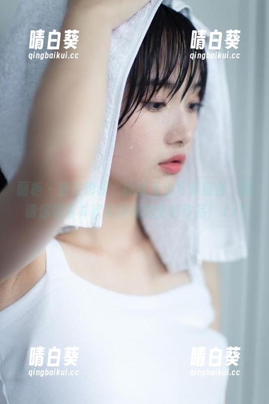 丽柜 - 留住瞬间：钟晴海边写真组合，邀请你观看并欣赏独特的图包作品！.txt
