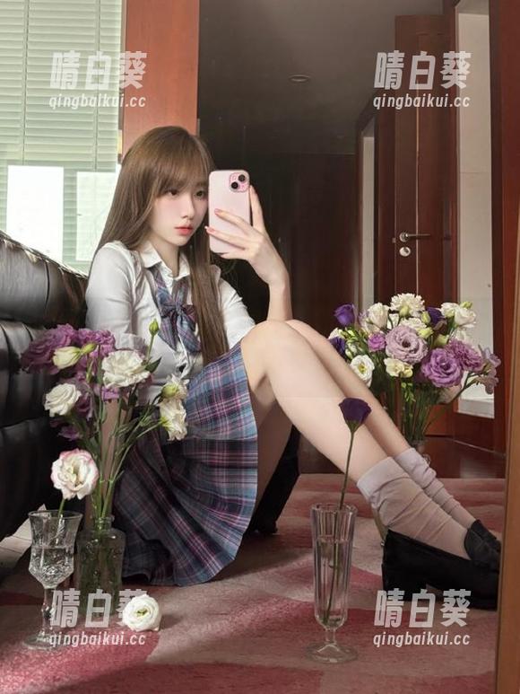 丽柜 - 美脚图册全解锁：露露的腿怎么能这么完美，网友的眼睛要流出来了！.txt