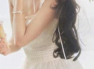 丽柜 – 黄芬厚道奉上吊带写真集，揭露每一张动人原图的秘密.txt