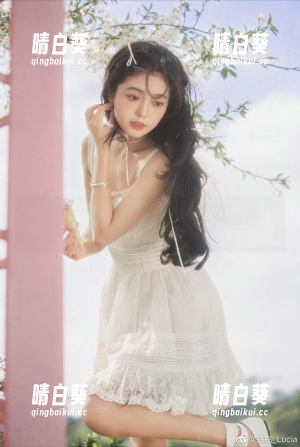丽柜 - 黄芬厚道奉上吊带写真集，揭露每一张动人原图的秘密.txt