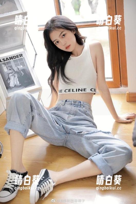 乔依丝办公室OL私房瞬间，美图演绎职场风尚与生活艺术.txt