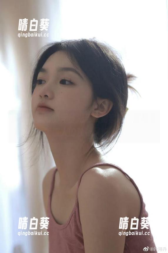 探索九柒喵的无圣光连衣裙套图，展现清新迷人的独特风格.txt