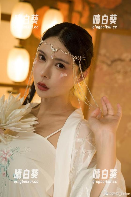 白衬衫与COS的完美结合，亚马逊鲶鱼带来的绝美写真作品回顾！.txt