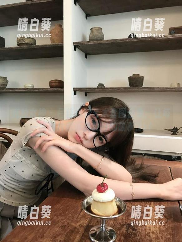 克拉女神 - 吕佳泳装艺术套图合集：让每一张照片都诉说夏日的故事.txt