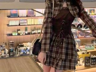 克拉女神 – 让小芹的夏天作品分享带你穿越阳光沙滩，感受每个动人心弦的夏日故事。.txt