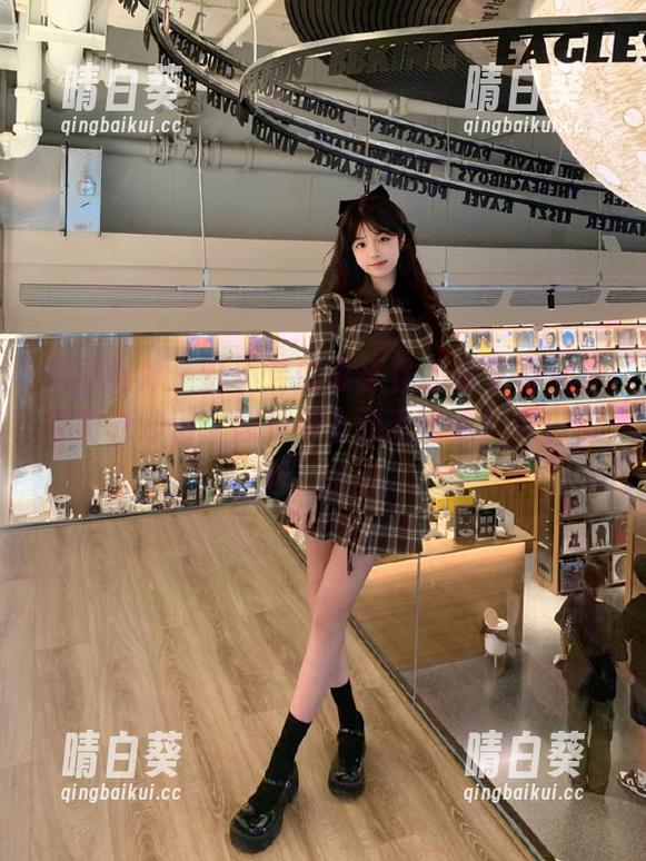 克拉女神 - 让小芹的夏天作品分享带你穿越阳光沙滩，感受每个动人心弦的夏日故事。.txt