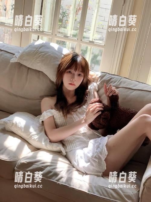 克拉女神 - 汤怡的魅力女仆写真大公开，最新美图更新必看！.txt