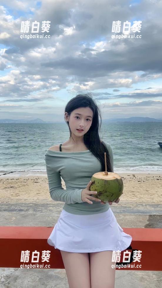 克拉女神 - 珊珊的奶牛图包等你来观看，领略她在镜头背后闪耀的独特魅力！.txt