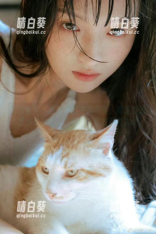 克拉女神 - 芝月浴缸主题写真：缔造梦幻艺术作品的无限可能与震撼图片.txt