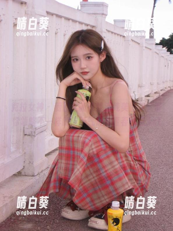 克拉女神 - 薇薇全新在线清纯美图集，带你领略不一样的清新气息与青春气息.txt