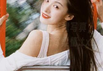 初夏女神 – 点点私拍红裙写真，传达出内心深处的无尽柔情.txt