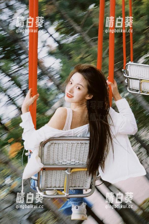 初夏女神 - 点点私拍红裙写真，传达出内心深处的无尽柔情.txt