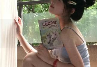 摄影艺术的另一种表达：可可小白兔白衬衫写真中的动人照片.txt